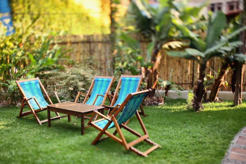 Sillas de descanso en jardín tropical