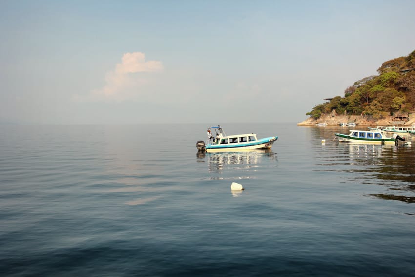 Lanchas coloridas en la costa del Lago Atitlán