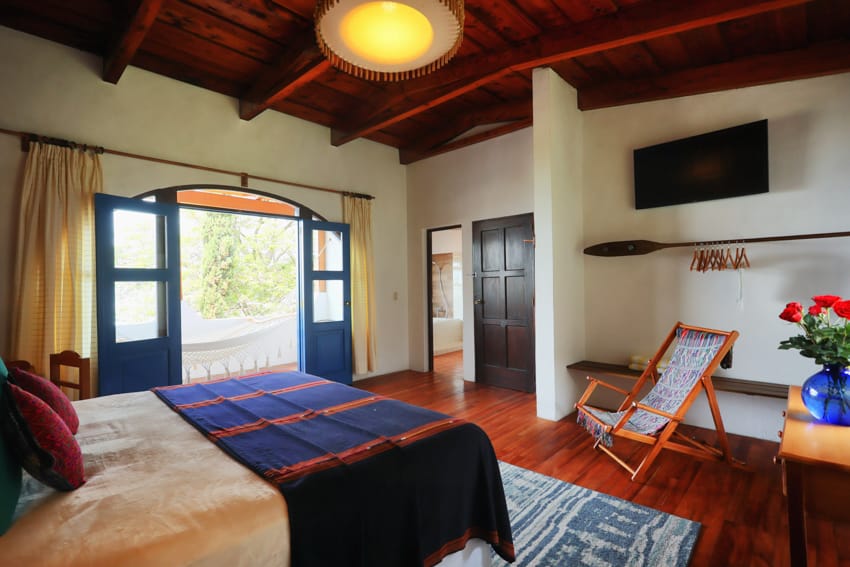 Suite con puerta azul, hamaca en balcón, remo decorativo