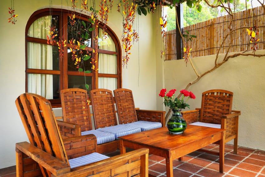 Terraza con muebles de madera artesanales y flores