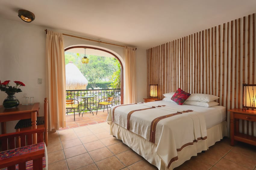 Habitación standard con pared de bambú y balcón ad arco