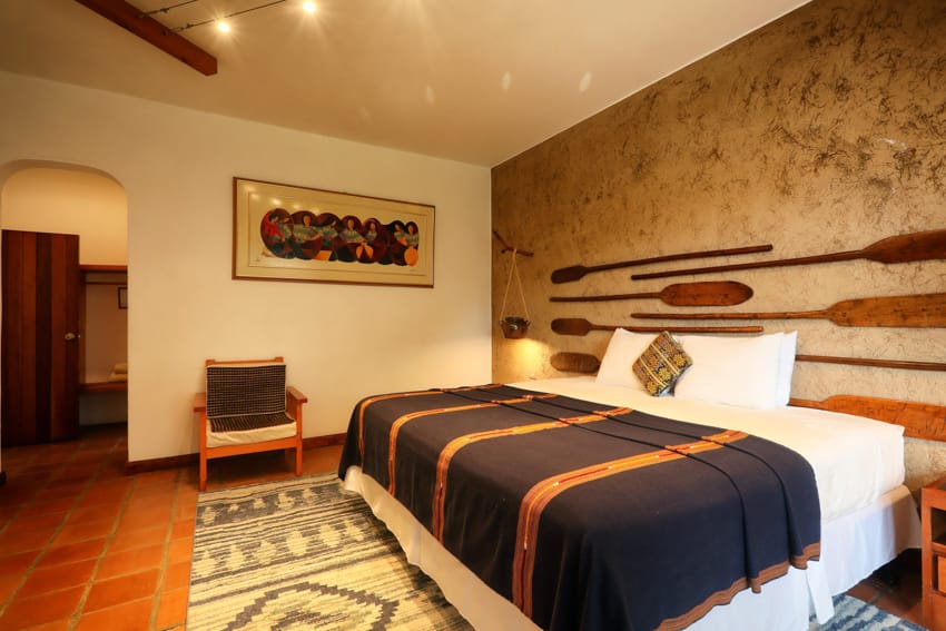 Junior Suite con remos decorativos en pared y tappeto