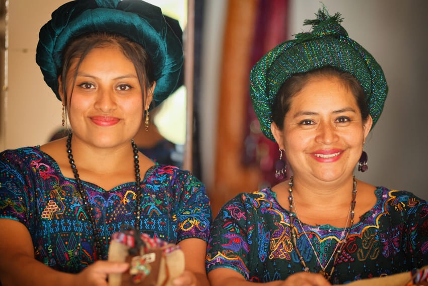 Dos mujeres mayas sonrientes en traje típico