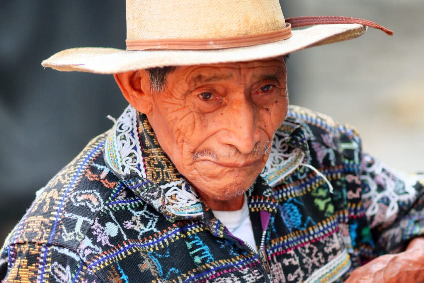 Anciano maya con sombrero y camisa bordada
