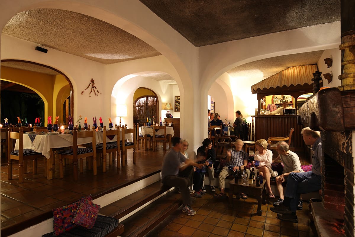 Restaurante con arcos, huéspedes en el lobby bar
