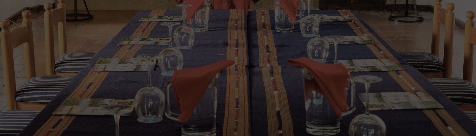 Mesa decorada con textiles mayas para evento