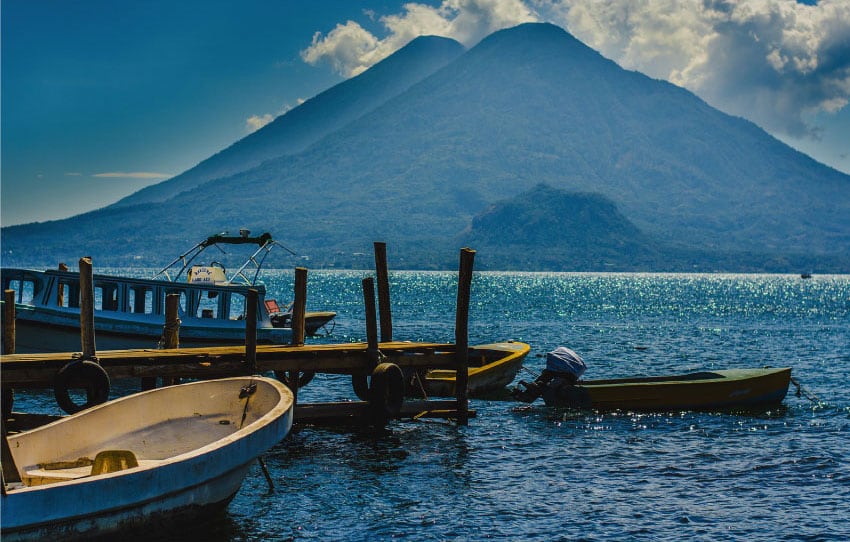 Volcán Atitlán con lanchas y muelle
