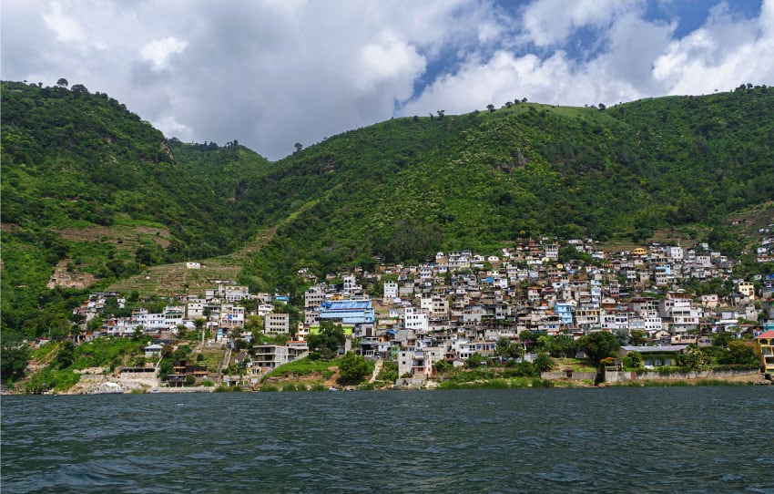 Pueblo a orillas del lago con montañas verdes